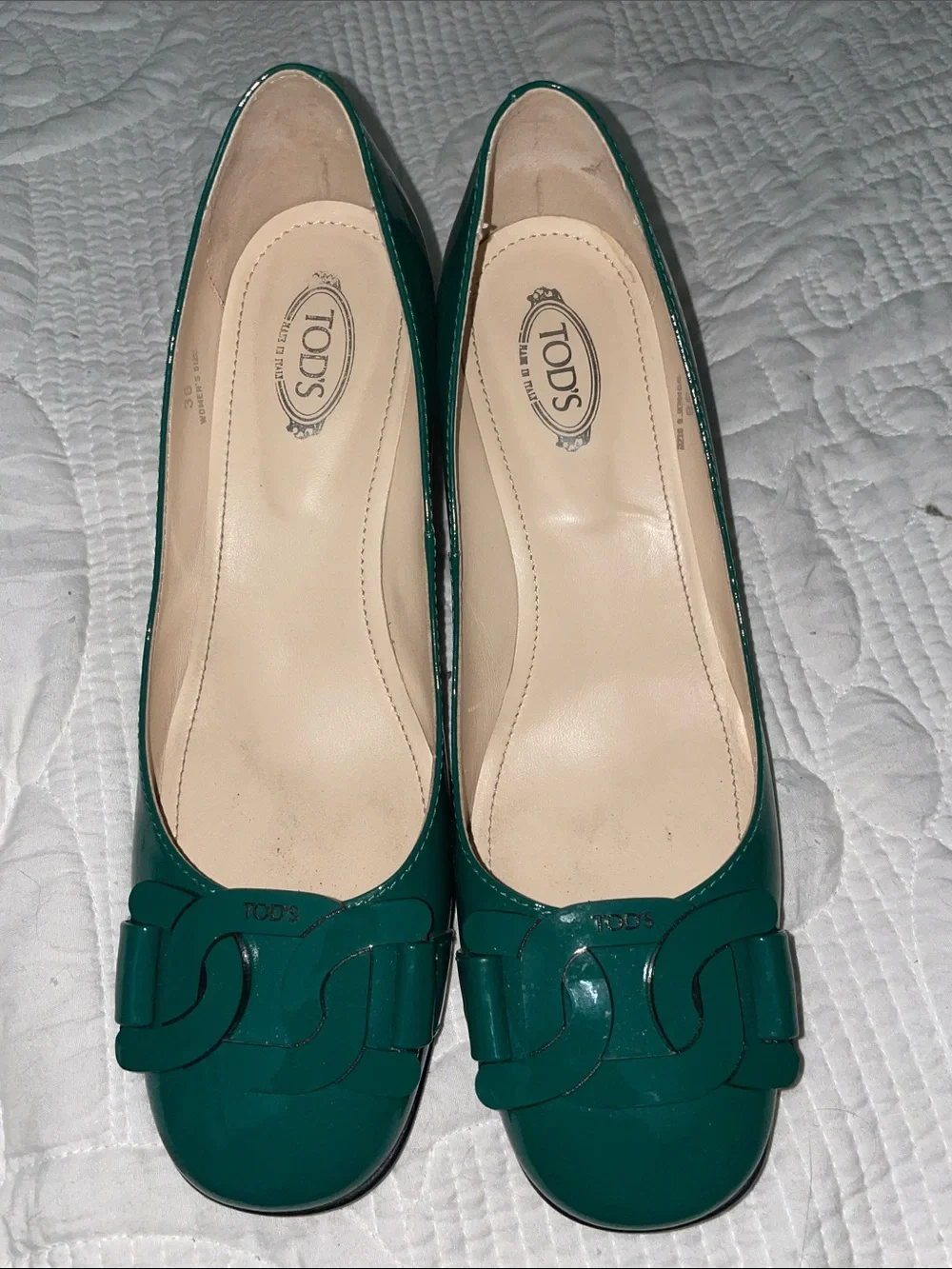 TOD'S Kelly Green Patent Leather Link-Accent low heels. In beautiful condition